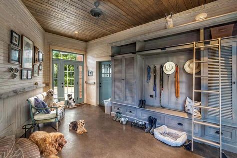 dog kennel garage ideas #dogkennelgarageideas Enclosed Breezeway, Mushroom Ideas, Mudroom Addition, Breezeway Ideas, Garage To Living Space, Garage Addition, In-law Apartment, House Garage, Mudroom Entryway