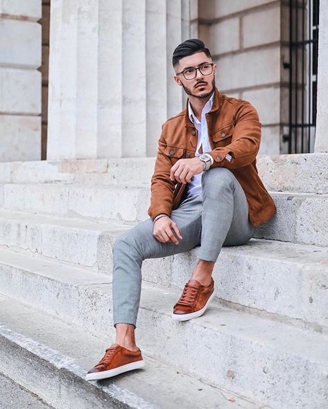 Stylingtipps Fashion | Okan on Instagram: “[Ad/Anzeige] Autumn is almost knocking on our door and with this outfit you‘ll adapt yourself well to the turn of the year 🍂💯 I really love…” Gentleman Lifestyle, Sneakers Outfit Men, Trainers Outfit, Mens Smart Casual Outfits, Men With Street Style, Brown Outfit, Brown Shoes, White Long Sleeve Shirt, Fashion Menswear