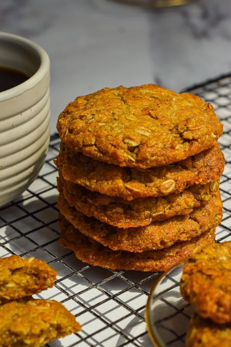 Anzac Biscuits - Chewy & Crunchy Recipe Chewy Anzac Biscuit Recipe, Anzac Biscuits Australia, Anzac Biscuits Chewy, Anzac Cookies, Oat Biscuits, Iced Oatmeal Cookies, Coconut Biscuits, Skillet Chocolate Chip Cookie, Anzac Biscuits