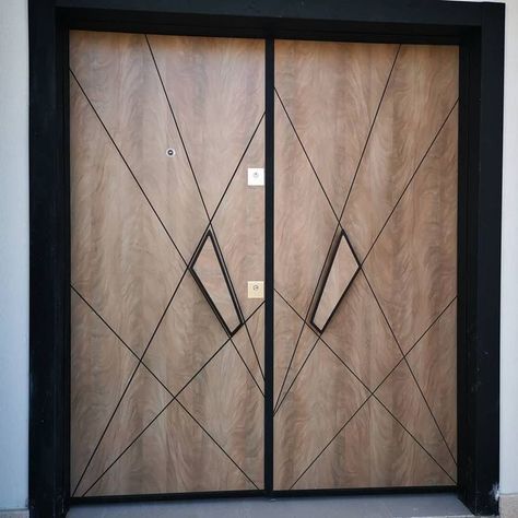 Sagwan Main Door Design Entrance Modern, Sagwan Door Design Modern, Front Door Double Doors Entrance, Sagwan Wood Door Design, Modern Double Doors Entrance, Main Double Door Design, Modern Home Entrance, Front Window Design, Wooden Door Ideas