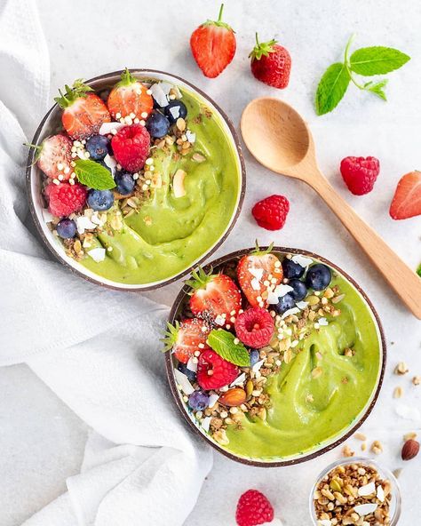 Smoothies & more💕🍉🍓🍍 on Instagram: “Also check @foodtipz . Matcha smoothie bowls. 💚 . Ingredients (1 smoothie bowl): - 2 frozen sliced bananas - 1/4 cup frozen pineapple - 1/4…” Matcha Smoothie Recipe, Flat Belly Diet Plan, Best Matcha, Tonic Recipe, Matcha Smoothie, Matcha Recipe, Flat Belly Diet, Matcha Green Tea Powder, Frozen Pineapple