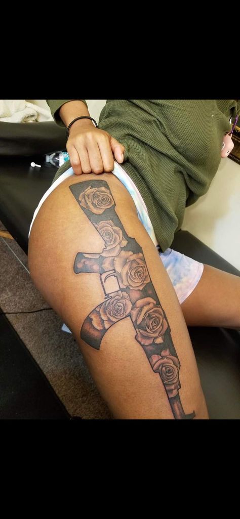 Kiss Tattoo On Neck, Tattoo With Roses, Front Thigh Tattoos, Money Rose Tattoo, Front Neck Tattoo, Butterfly Tattoos Images, Cute Thigh Tattoos, Strong Tattoos, Rose Tattoo Thigh