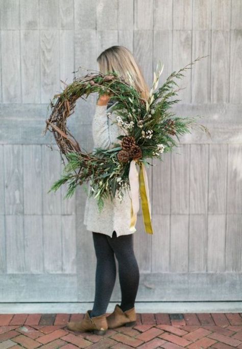 Julkransar Diy, Winter Wreath Diy, Wreath Project, Diy Christmas Wreaths, Christmas Wreaths For Front Door, Xmas Wreaths, Winter Diy, Noel Christmas, Christmas Wreaths Diy