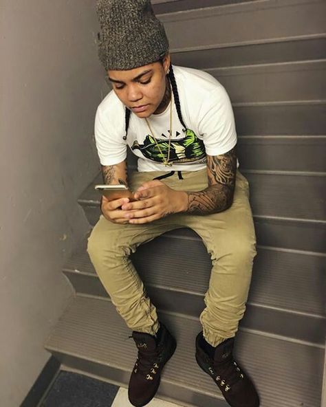 This is the well known female rapper Young Ma.  Young Ma is a butch lesbian and is known for her style. The colors she is wearing in this picture are more neutral. Found on tumblr.com Tomboy Swag, Stud Outfits, Butch Fashion, Boyish Girl, Young Ma, Lesbian Outfits, Tomboy Look, Lesbian Fashion, Outfit Inspo Summer