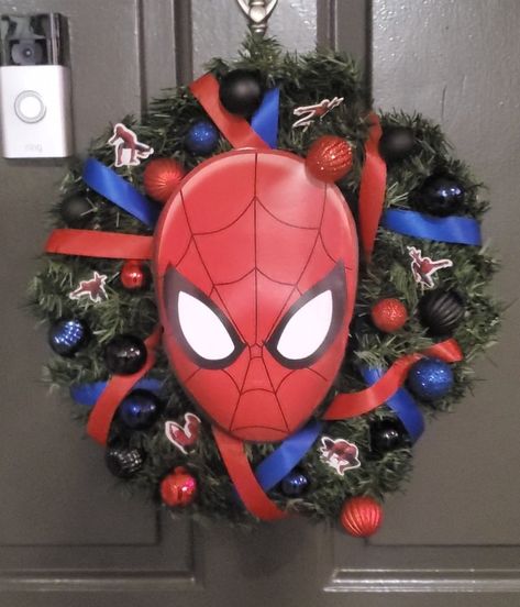 Spiderman Christmas Decorations, Spiderman Christmas Wreath, Spider Man Christmas Tree, Spider Man Christmas, Spiderman Christmas, Black Ornaments, Spiderman Cupcakes, Diy Spider, Mask White