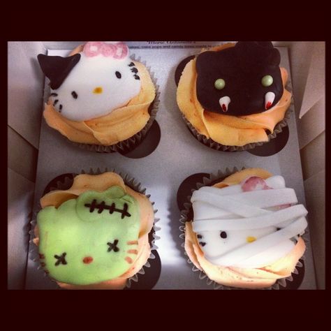 Kitty Cupcakes, Halloween Breakfast, Hello Kitty Cupcakes, Halloween Baking, Cute Baking, A Rat, Hello Kitty Halloween, Halloween Cupcakes, Hello Kitty Items