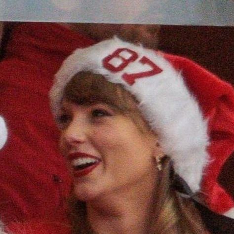 Taylor Swift Updates on Instagram Travis Taylor, Taylor Swift Fotos, Taylor Swift Christmas, Crazy Lady, Chiefs Game, Estilo Taylor Swift, Red Taylor, Travis Kelce, Taylor Swift Album