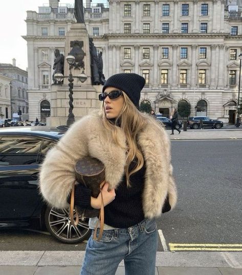 Winter Cozy Outfit, Fur Coat Outfits, Faux Fur Coats Outfit, Fur Jacket Outfit, Short Fur Coat, Fur Outfit, Fur Coat Outfit, Fashion Outfits Winter, Fashion Week 2024