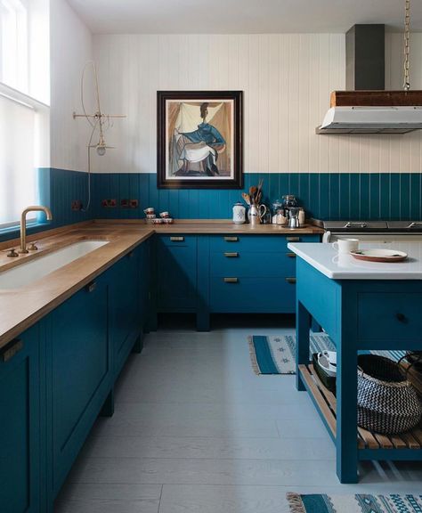 Kirsten Blazek on Instagram: “Who said you had to play it safe in a kitchen- these bold blue cabinets in this @plainenglishkitchens are definitely not making me blue 💙” Plain English Cupboards, Maileg Kitchen, Colored Cabinets, Classic English Kitchen, Plain English Kitchen, Cupboard Colors, Blue Cupboards, Oak Worktop, Devol Kitchens