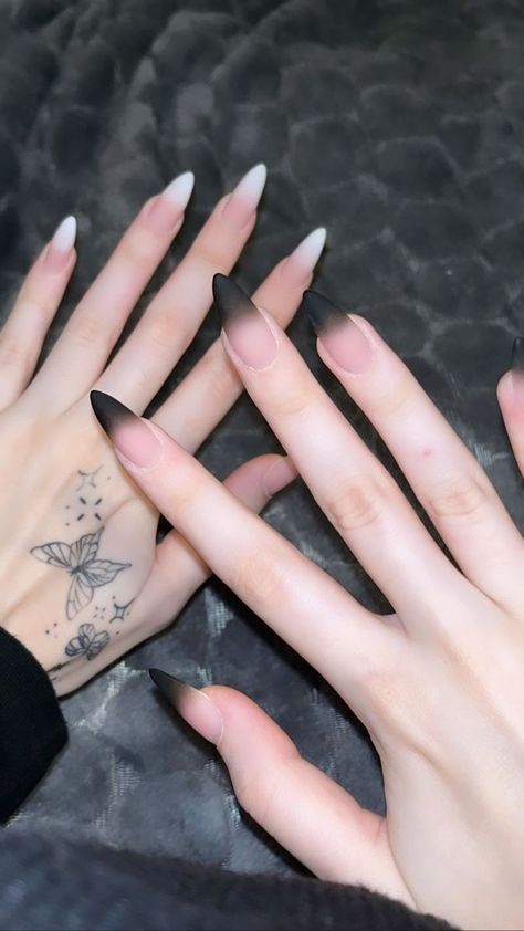 Aesthetic Black Nail Designs, Goth Nails Gel, Ombre Black And White Nails, Baby Boomer Nero, Black To White Nails, Y2k Aesthetic Nails Black, White To Black Nails, Nails One Hand Black One Hand White, Aesthetic Nails Matte