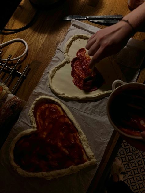 Pizza Couples, Homemade Aesthetic, Shaped Pizza, Making Pizza Dough, Heart Shaped Pizza, Pizza House, Cooking Pizza, Couple Cooking, Cute Date Ideas