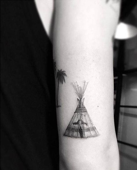 Tricep Tattoos, Tato Minimal, Back Of Arm Tattoo, Dr Woo, Tattoo Spots, Single Needle Tattoo, Spine Tattoos For Women, Healing Tattoo, Tattoos Art