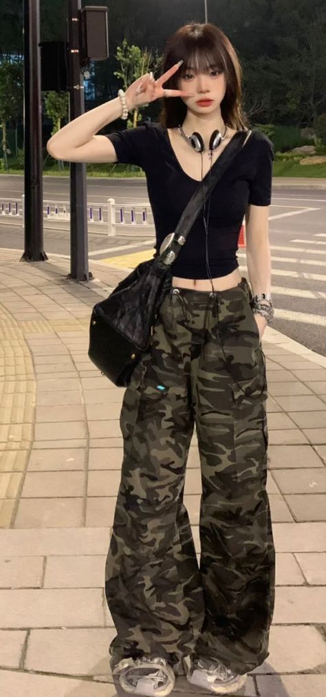 Army Cargos Outfits, Cargo Fits Aesthetic, Baggy Army Pants Outfit, Grunge Outfits Cargo Pants, Cargo Army Pants Outfit, How To Style Camo Cargo Pants, Army Outfit Ideas, Camo Cargo Pants Outfit Street Style, Acubi Outfits Ideas