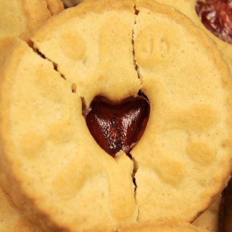 I Just Learned What 'Jammie Dodgers' Actually Stands For, And It's The Most British Thing Ever — HuffPost British Childhood, Jammie Dodgers, British Things, Dessert Recipes, Desert Recipes