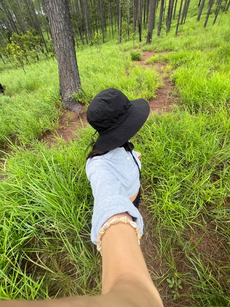 Walking Selfie, Trekking Aesthetic, Hiking Poses, Individual Poses, Museum Photography, Passport Pictures, Selfie Pose, Instagram Creative Ideas, Nature Hiking