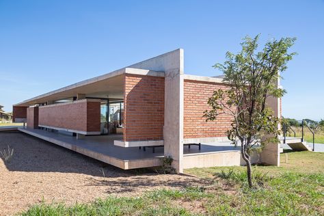 Concrete ribs extend across the brickwork walls of this house on the outskirts of Brasília, Brazil, which Bloco Arquitetos has designed as a two pavilions linked by an outdoor path. Villa Rica, Outdoor Path, Brick Architecture, Exposed Concrete, Concrete House, Brick Facade, Brickwork, Structural Engineering, Architectural Inspiration