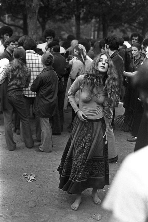 Woodstock Fashion, Arte Hippy, Morgana Le Fay, Woodstock 1969, Estilo Hippie, Hippie Life, Summer Dresses For Wedding Guest, In Front Of House, Front Of House