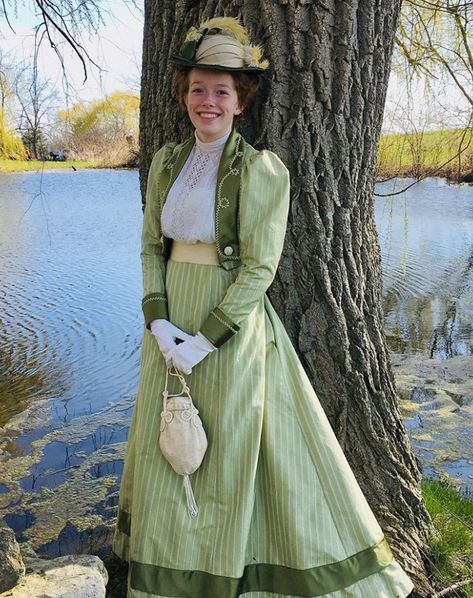 Anne with an E 3, behind the scenes. Anne (Amybeth McNulty) Anne With An E Outfits, Anne With An E Dress, 1890s Fashion, Anne White, Gilbert And Anne, Edwardian Dress, Anne Shirley, Anne With An E, Kindred Spirits