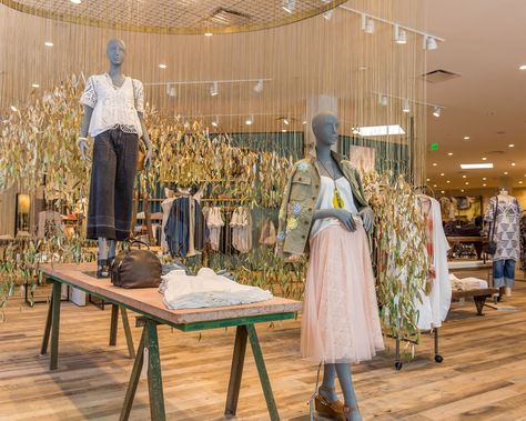 Anthropologie's Upgraded Newport Beach Store Offers Major Home Decor Inspo - Racked LA Anthropologie Store Decor, Anthropology Clothing, Anthropology Store, Anthropologie Display, Anthropologie Store, Clothing Store Design, Retail Store Interior, Anthropologie Style, Island Fashion