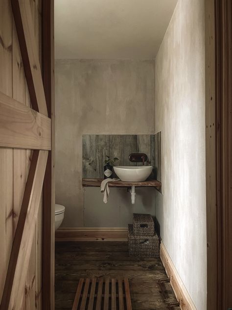 Lime Plaster Walls Interiors, Old Plaster Walls, Plaster Walls Diy, Wabi Sabi Bathroom, Plaster Wall Texture, Plastered Walls, Lime Plaster, Seagrass Baskets, Venetian Plaster Walls