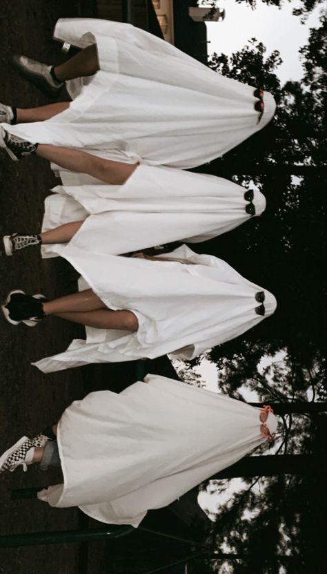 Ghost Photoshoot Aesthetic Friends, Group Ghost Photoshoot, Viral Ghost Photoshoot, Ghost Photoshoot Ideas Funny, Ghost Friends Photoshoot, Ghost Trend Photoshoot Friends, Ghost Photoshoot Ideas, Ghost Sheet, Ghost Photoshoot