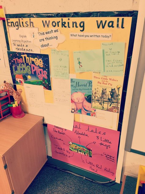 English working wall. The children have absolutely loved learning about the different stories related to The 3 Little Pigs. He working wall was jam placed this week! #eyfs #workingwall #earlyyears #receptionclassroom #english #3littlepigs Working Wall Display Eyfs, Literacy Working Wall Eyfs, English Working Wall Year 1, English Working Wall, Literacy Working Wall, Working Wall Display, Literacy Display, Year 1 Classroom, Reception Classroom