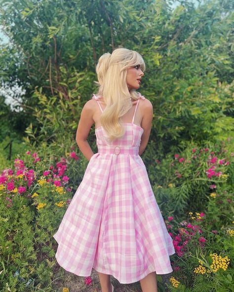 Livin' Her Best Day Everyday! 👠💗🌈 @jackiewyers as Barbie #BarbieTheMovie #BarbieMovie #BarbieGirl #BarbieDoll #BarbieWorld #BarbieLand #Barbie #MargotRobbie #GretaGerwig #WarnerBros #Mattel #Toys #Doll #BarbieCosplay #DollCosplay #CosplayersOfInstagram #CosplayersOfIG #Cosplay #Blonde #Pink #Gingham #WhatWasIMadeFor #DanceTheNightAway #ImJustKen #Oscars #AcademyAwards #Barbenheimer #Cottagecore Barbie Cosplay, Blonde Pink, Greta Gerwig, Barbie Movies, Pink Gingham, Barbie World, Cosplay Ideas, Gingham Dress, Margot Robbie