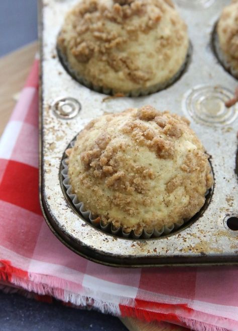 These instant oatmeal muffins are a delicious easy breakfast. The oatmeal gives them great texture and flavor! Quick breakfast recipe idea. Easy Kid Breakfast, Instant Oatmeal Muffins, Instant Oats Recipes, Instant Oatmeal Recipes, Budget Healthy Meals, Easy Kids Breakfast, Kid Breakfast, Muffin Ideas, Homemade Breakfast Recipes