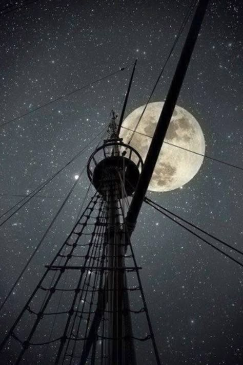 Looks like you could touch the moon from the crows nest. - Navi A Vela, Shoot The Moon, Foto Tips, Pirate Life, The Full Moon, Beautiful Moon, Tall Ships, The Night Sky, Pirates Of The Caribbean