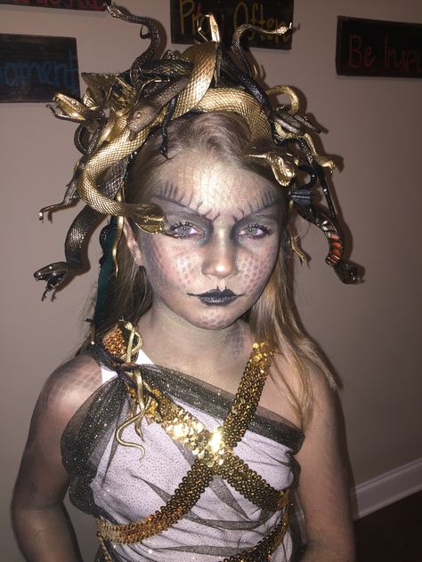 Girls Medusa costume Diy Medusa Costume, Costume Medusa, Medusa Halloween Costume, Diy Fantasia, Halloween Make-up Looks, Medusa Costume, Costume Tutorial, Couples Halloween, Halloween Makeup Looks