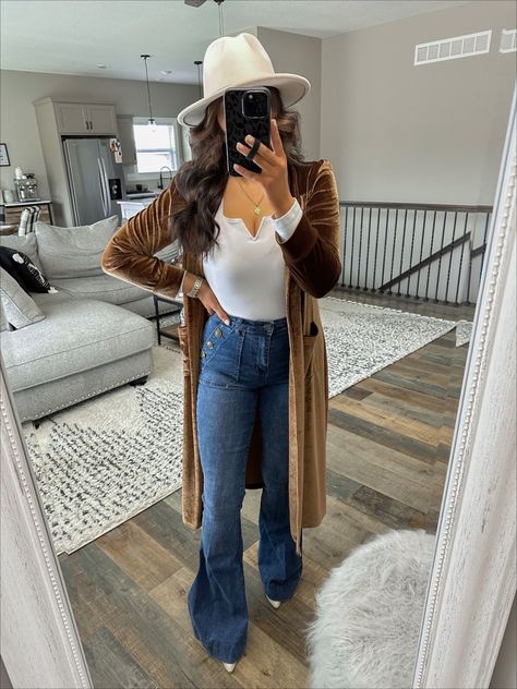 Velvet Cardigan Outfit, Denim Flares Outfit, Western Dinner Outfit, Fashion Outfits Western, Casual Western Outfits For Women, Cardigan And Jeans Outfit, Flare Denim Outfit, Outfits Western Style, Western Fashion Outfits