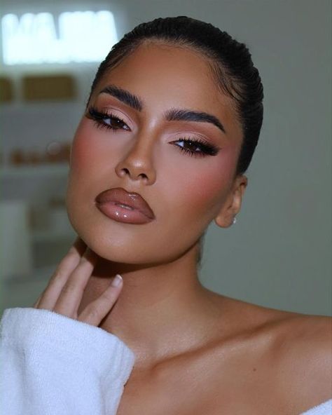 Makeup Looks Glowy Glam, Sultry Eyes Makeup, Makeup For Photoshoot Indoor, Makeup Ideas For Photoshoot, Makeup Looks For Small Eyes, Brunette Barbie Aesthetic, Pinkish Makeup Looks, Soft Glam Eyeshadow Looks, Wedding Makeup Dark Skin