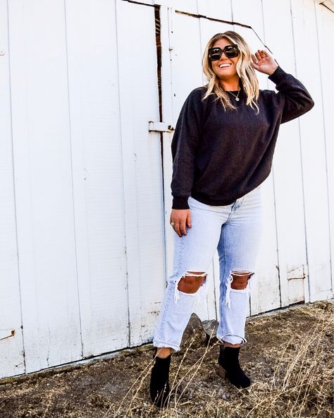 Mom Jeans And Sweatshirt, Light Wash Jeans Outfit Winter, Jeans And Sweatshirt, Light Wash Jeans Outfit, Vaca Outfits, Wash Jeans Outfit, Mom Outfits Winter, Jeans And T Shirt Outfit, Flare Jeans Outfit