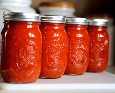 Canning Tomatoes Recipes, Home Canning Recipes, Tomato Basil Sauce, Canning Food Preservation, Tomato Sauce Recipe, Canning Tomatoes, Ball Mason Jars, Canned Tomato Sauce, Sauce Tomate