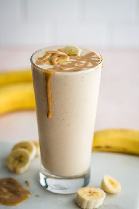 Peanut Butter Banana Smoothie | Food with Feeling Peanut Butter Banana Smoothie Recipe, Frozen Banana Recipes, Banana Splits, Peanut Butter Banana Smoothie, Fruit Smoothie Recipes Healthy, Banana Shake, Banana Drinks, Banana Smoothie Recipe, Peanut Butter Smoothie