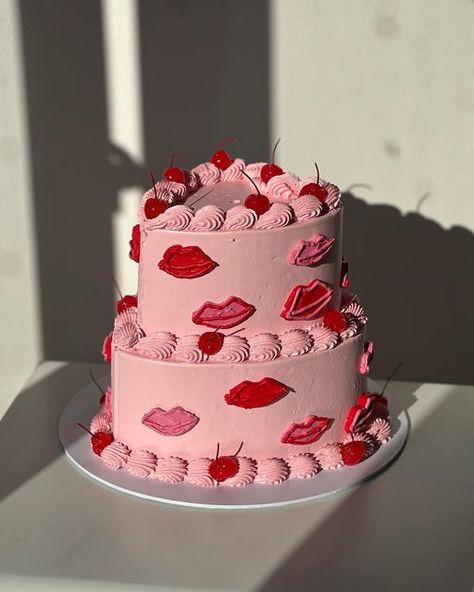 Mini Pink Birthday Cake, Lipstick Theme Party Ideas, Barbie Bridal Shower Cake, Old Hollywood Cake, Valentines Gender Reveal, 21st Cakes, Hollywood Cake, Lipstick Cake, Amber Diamond