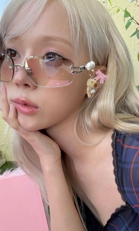 Delicate Outfits, Korean Sunglasses, Gentle Monster Sunglasses, Ethereal Jewelry, Glasses Inspo, Korean Accessories, Sweet Jewelry, Instagram Ideas Photography, Gentle Monster