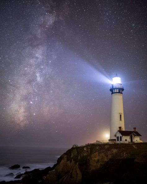 Lighthouse At Night, Lighthouses Photography, Lighthouse Photos, Lighthouse Pictures, Lighthouse Painting, Lighthouse Keeper, Lighthouse Art, Beautiful Lighthouse, Beacon Of Light