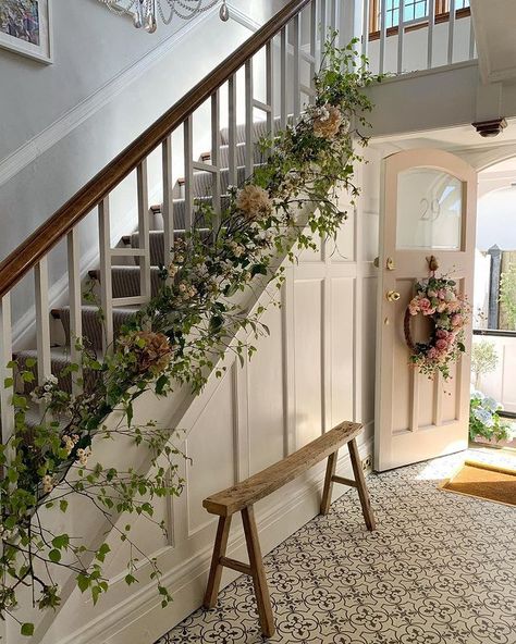 Stairs And Hallway Ideas, Concrete Countertops White Cabinets, Concrete Countertops Kitchen Diy, Concrete Countertops Colors, Staircase Wall Decor, White Concrete Countertops, Concrete Countertops White, Concrete Countertops Outdoor, House Staircase