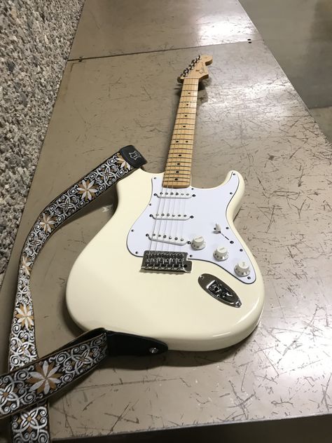 White Fender Stratocaster Vintage White Stratocaster, White Stratocaster Aesthetic, White Stratocaster, Fender Strat, Steve Vai, Broken White, Guitar Stuff, Fender Stratocaster, Electric Guitars