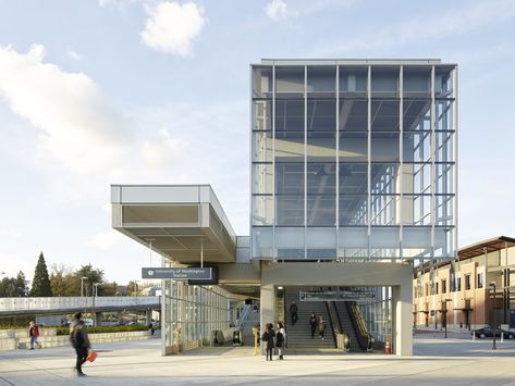 Completed in 2016 in Seattle, United States. Images by Kevin Scott. More than a light rail station, Sound Transit’s University of Washington Station, designed by LMN Architects, adds multiple facets to the urban... University Plan, Steel And Concrete, Uw Huskies, Light Rail Station, Rail Station, Architecture Today, Glass Building, Contemporary Building, Glass Brick