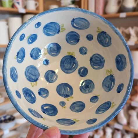 Blueberry Bowl Ceramic, Blueberry Painted Pottery, Blueberry Ceramic Bowl, Blueberry Pottery Painting, Color Me Mine Ideas Bowls, Ceramic Bowl Painting Ideas Simple, Color Me Mine Bowl, Cute Fruit Bowl, Blueberry Pottery