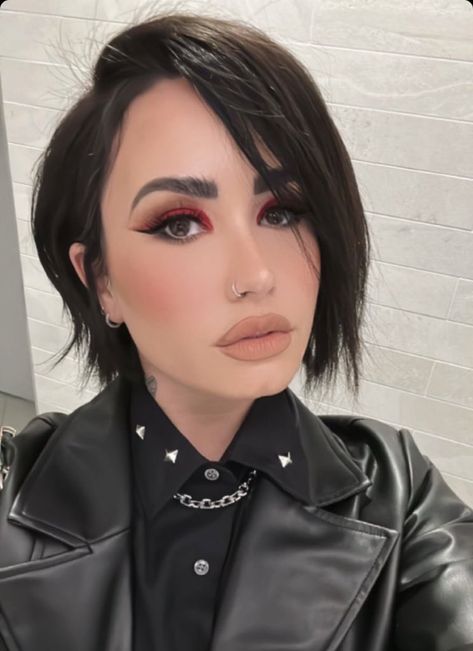 Demi Lovato Short Hair, Demi Lovato Body, Demi Lovato Style, Bold Makeup Looks, Bae Watch, Hairstyle Names, Fashion Goals, Stunning Makeup, Peinados Fáciles Para Cabello Corto