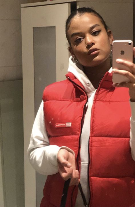 Red Outfit Streetwear, Red Vest Outfits For Women, Bodywarmer Outfit, Red Vest Outfit, Vest Outfits For Women, New York Vibes, Red Puffer Vest, Fall Coats, Winter Fall Outfits