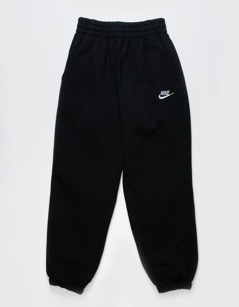 Nike Sportswear Club Oversized Joggers. Extra Room Through The Legs Gives These Oversized Pants A Relaxed, Oh-So-Cozy Feel. Smooth On The Outside, Brushed Soft On The Inside, This Lightweight Fleece Is An Easy Layer When You Want A Little Extra Warmth. So Whether You're Running Circles Around Your Friends At Recess Or Running Late To Practice, These Sweats Give You The Space You Need To Feel Comfy, Relaxed And Ready For Whatever Comes Next. Angled Pockets Make It Easy For You To Store Your Stuff Nike Sweats Aesthetic, Nike Oversized Joggers, Aesthetic Nike Clothes, Womens Wish List, Pro Clubs Sweats, Viral Clothes 2024, Back To School Pants, Cute Clothes Nike, Nike Clothing Women Outfits