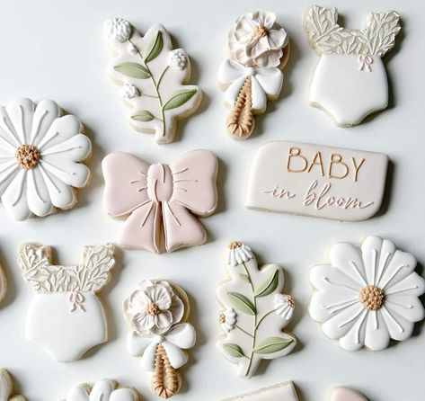 Baby In Bloom Shower Cake Ideas, Baby In Bloom Cupcakes, Baby Shower Ideas Spring, Baby In Bloom Cookies, Baby Shower Cookies Neutral, Spring Baby Shower Themes, Kylie Baby Shower, Creative Baby Shower Themes, Daisy Baby Shower