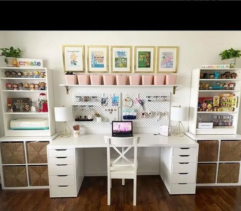 Craft Room Guest Room Combo, Sewing Studios, Basement Craft Rooms, Office Craft Room Combo, Office Layouts, Scrapbook Room Organization, Craftroom Ideas, Wfh Office, Kids Room Desk