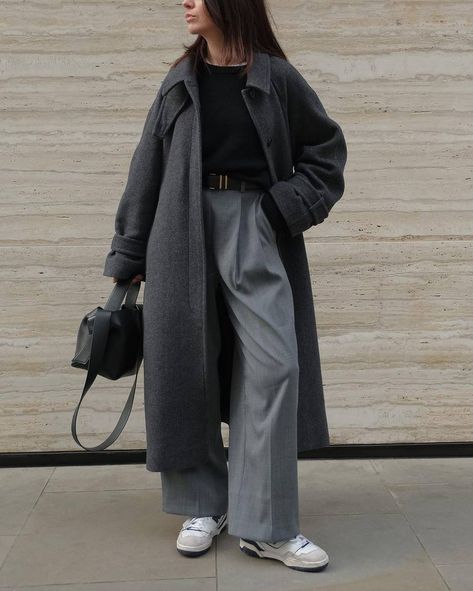 Grey Palazzo Outfit, Minimalist Urban Fashion, Grey Palazzo Pants Outfit, Grey Pants Winter Outfit, Grey Trousers Outfit Winter, Grey Pants Outfit Winter, Grey Wide Leg Pants Outfit, New Balance Outfit Men, Grey Trousers Outfit