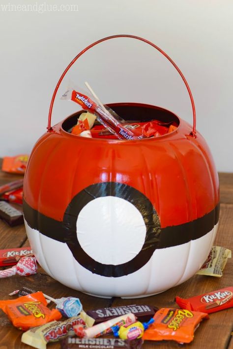 This Poké Ball Treat Bucket is such a super simple craft that will make your kiddo thrilled with their Pokémon Costume! Pokeball Diy, Pokémon Costume, Pokemon Halloween Costume, Pokemon Tins, Pokemon Costumes, Pokemon Halloween, Pokemon Diy, Treat Bucket, Pokemon Ball