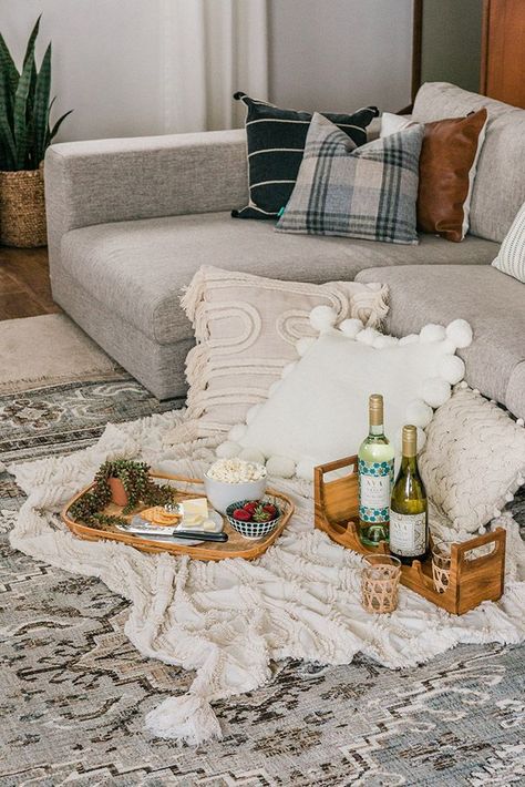 How To Enjoy A Summer Picnic This Fall - Dream Green DIY In House Picnic Ideas, Picnic In Bed, Balcony Picnic Ideas, Home Picnic Ideas Living Rooms, Indoor Picnic Ideas Romantic, Indoor Picnic Ideas, Dinner On Beach, Room Creative Ideas, Indoor Picnic Date